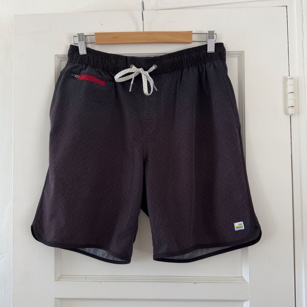 Vuori Men’s Banks Short in Black with Tiny Dots Size Medium